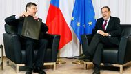 Ačkoli Fischer hovoří výborně anglicky, před novináře raději předstoupil s tlumočníkem po boku. "Váhal jsem, jestli si s tímhle poradím v angličtině nebo v češtině, ale dospěl jsme k názoru, že tisková konference a některé otázky mohou být lehce zrádné. Chtěl bych si být jistý, že odpovím správně, a jestli mi tak dovolíte, přeskočím do českého jazyka," vysvětlil Fischer.