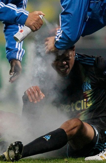Loic Rémy z Olympique Marseille je ošetřován v utkání předkola Ligy mistrů se Žilinou