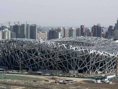 Konstrukce Národního olympijského stadionu v Pekingu, kterému se přezdívá Ptačí hnízdo.