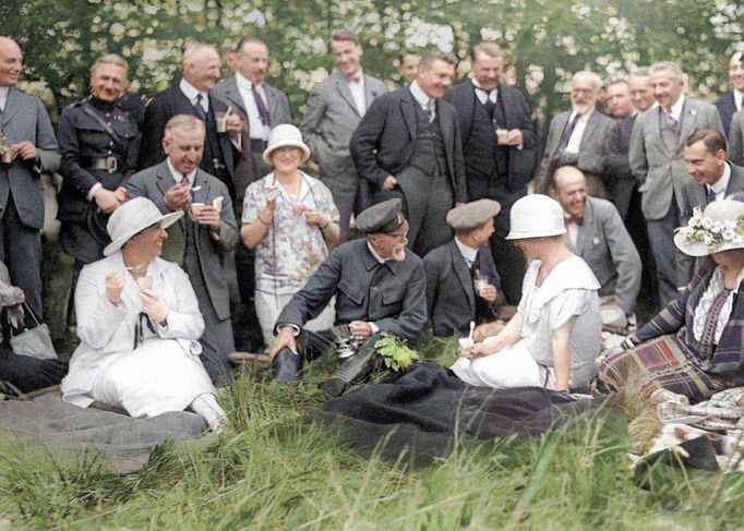 Tomáš Garrigue Masaryk s hosty v zámeckém parku v Lánech  v roce 1924.  Kolorováno