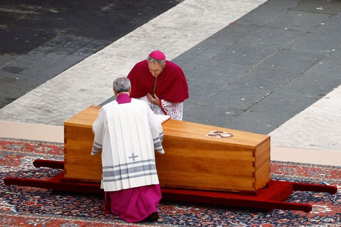 Arcibiskup Georg Gaenswein stojí u rakve bývalého papeže Benedikta XVI. během jeho pohřbu.