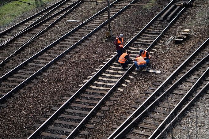 Dosah senzoru je 20 až 25 metrů na každou stranu.