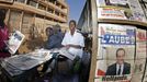 A man reads a newspaper at a street vendor's stand in Bamako January 21, 2013. The front page of a newspaper shows French President Francois Hollande and reads "Hollande, the Liberator". French troops in armoured vehicles advanced on Sunday towards a central Malian town abandoned by Islamist rebels after days of air strikes, moving cautiously for fear of guerrilla-style counterattacks by the al Qaeda-linked fighters. REUTERS/Eric Gaillard (MALI - Tags: CIVIL UNREST CONFLICT) MILITARY) Published: Led. 21, 2013, 11:29 dop.