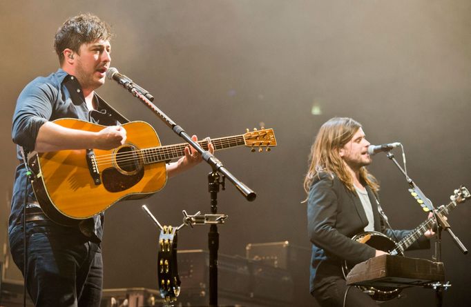 Mumford & Sons vede zpěvák Marcus Mumford (vlevo).