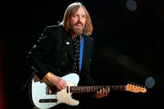 Rockový kytarista Tom Petty po srdeční příhodě zemřel. Je to obrovská ztráta, shodují se hudebníci