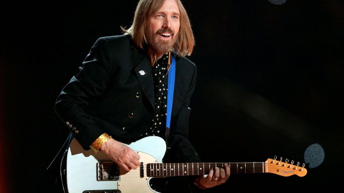 Tom Petty při vystoupení během přestávky Super Bowlu v roce 2008.