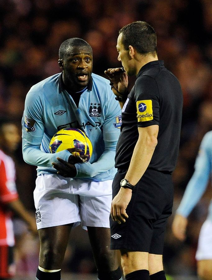 Yaya Touré z Manchesteru City diskutuje s rozhodčím v zápase v Sunderlandu.