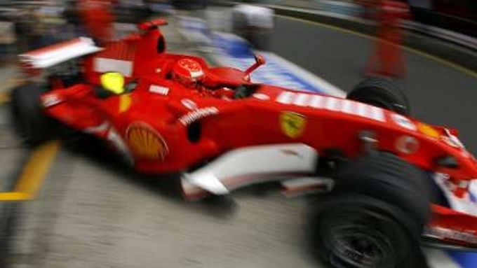 Michael Schumacher vyjíždí se svým Ferrari v boxů při kvalifikaci na GP Evropy na Nürburgringu.