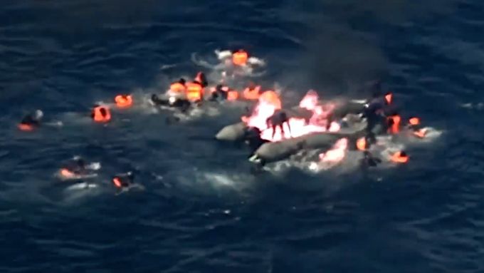 Portugalské letectvo vytáhlo z moře u španělských hranic 34 Maročanů. Migranti do něho naskákali poté, co začal gumový člun u motoru hořet.