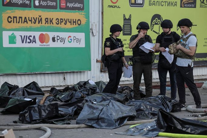 Nálet na supermarket si vyžádal nejméně deset obětí.