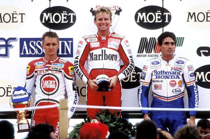 Druhý Kevin Schwantz, vítězný Wayne Rainey a třetí Mick Doohan na stupních vítězů závodu třídy do 500 ccm v Misanu 1990.