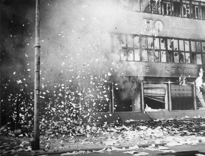 Pohled na zničený státní obchod s potravinami v Kolumbově domě.  Záběr z povstání 17. června 1953 ve Východním Berlíně.