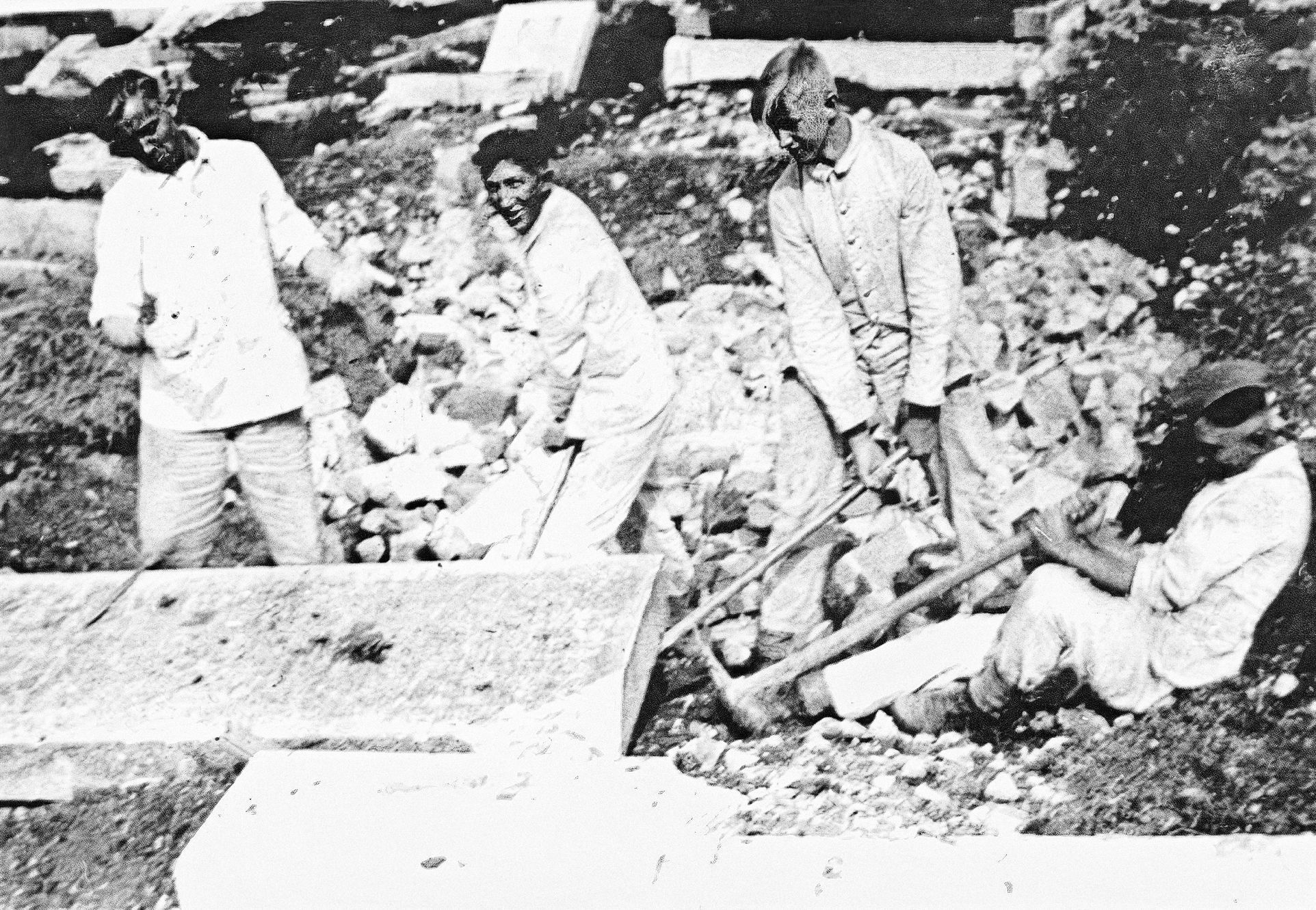 Jednorázové užití / Fotogalerie / Před 79 lety zmasakrovali nacisté obyvatele Lidic a jejich obec zlikvidovali.