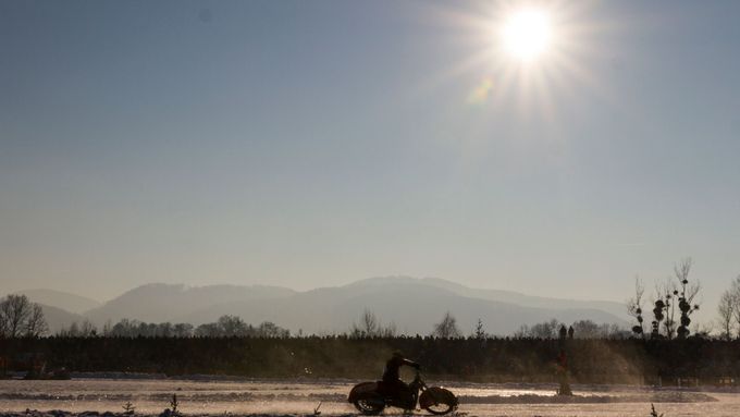 Jezdci se proháněli na zamrzlé přehradě v Kopřivnici.