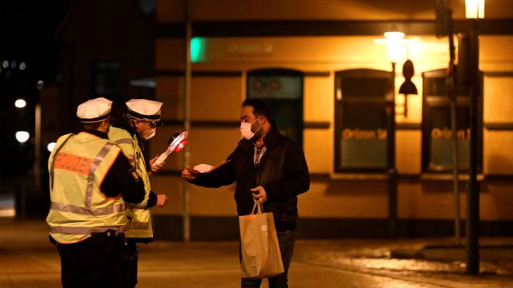 Jak bojovat s mutacemi? Vymáhejte karanténu a testujte v továrnách, ukazuje Německo