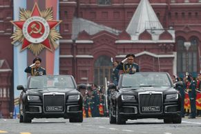 Vojenská přehlídka v Moskvě obrazem: Rusko se pochlubilo Putinovou limuzínou i tanky