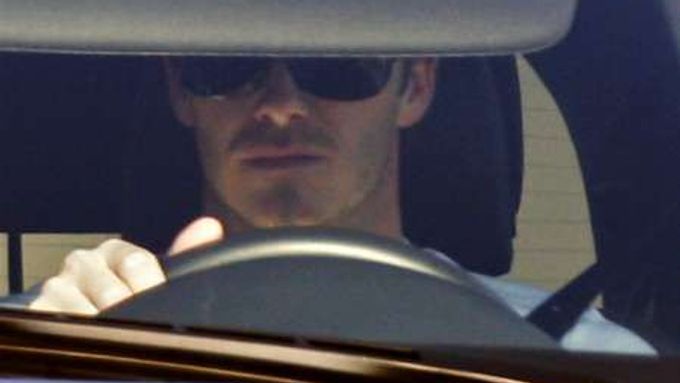 Anglický fotbalista David Beckham vyjíždí za volantem svého luxusního Audi z bran tréninkového střediska Realu Madrid.