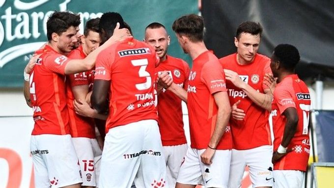 Radost fotbalistů Zbrojovky Brno v zápase proti Pardubicím.