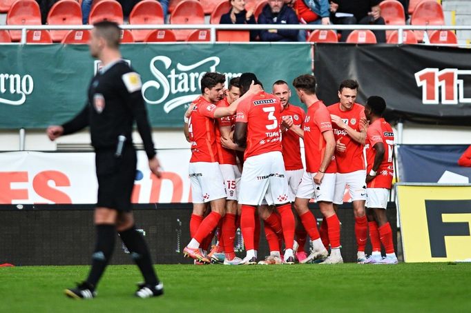 Radost fotbalistů Zbrojovky Brno v zápase proti Pardubicím.