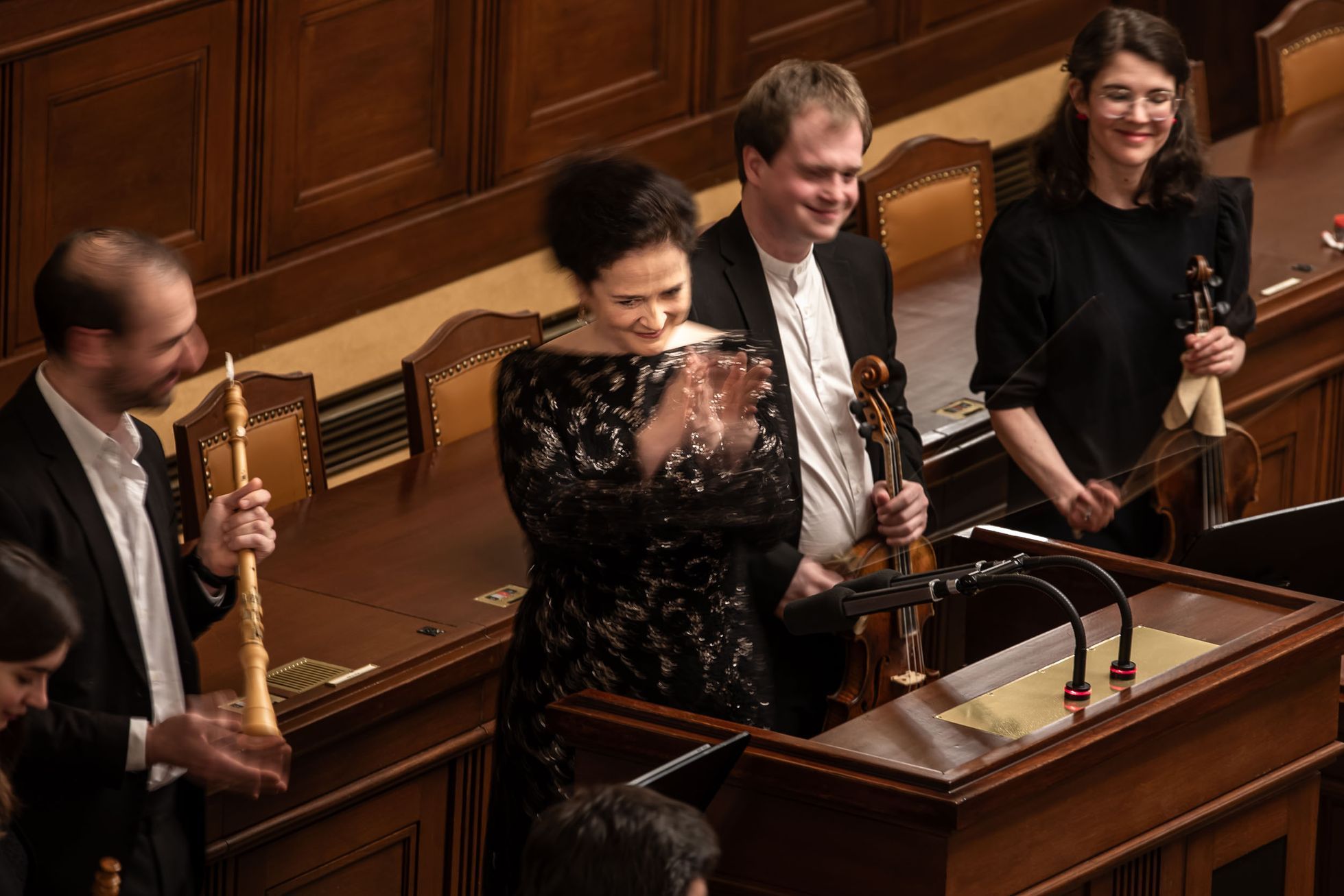 Opera v jednacím sále poslanecké sněmovny, zpívá Vojtěch Dyk a Simona Šaturová