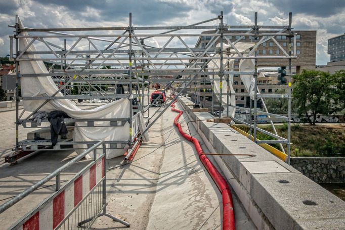 Rekonstrukce Negrelliho viaduktu na snímku z roku 2019