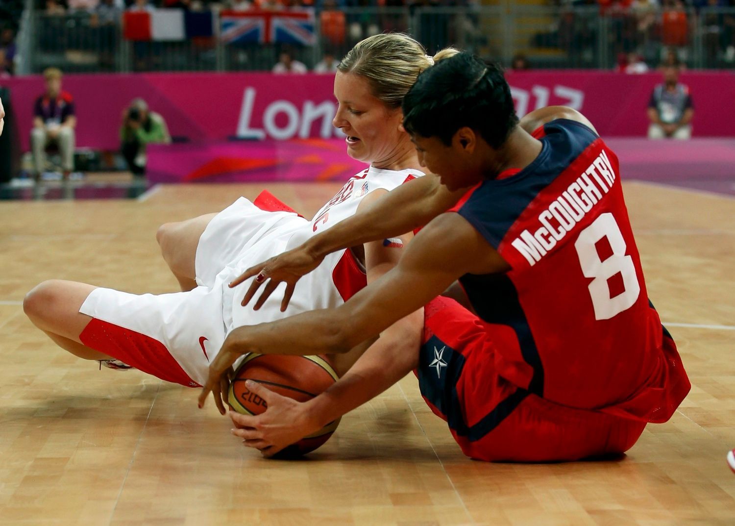 Česká basketbalistka Eva Vítečková bojuje o míč s Američankou Angel McCoughtryovou v utkání skupiny A na OH 2012 v Londýně.