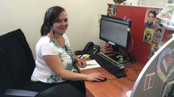 Operátorka call centra Zuzka Jancurová si nejvíce pochvaluje přátelském vztahy na pracovišti.