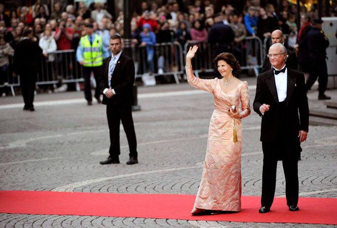 Rodiče nevěsty. Švédský král King Carl Gustaf a královna Silvia.