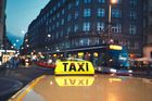 Taxislužby se snaží využít opuštěné vozy. Bolt nabízí lidem dovoz potravin z večerek