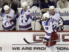 ÚNOR - Jaromír Jágr přijímá od svých spoluhráčů z New York Rangers gratulace k 1500. bodu v kariéře.