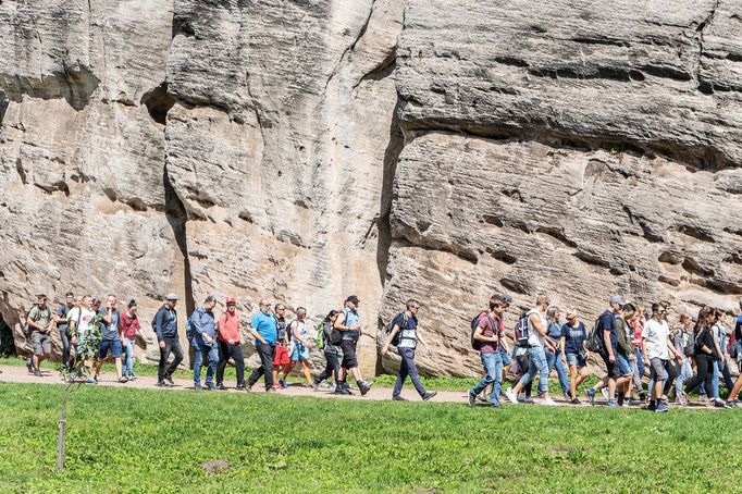 Overturismus: Turistická apokalypsa v Adršpachu během svátku Nanebezetí Panny Marie