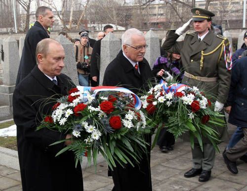 Prezident Vladimír Putin a Václav Klaus na Olšanských hřbitovech