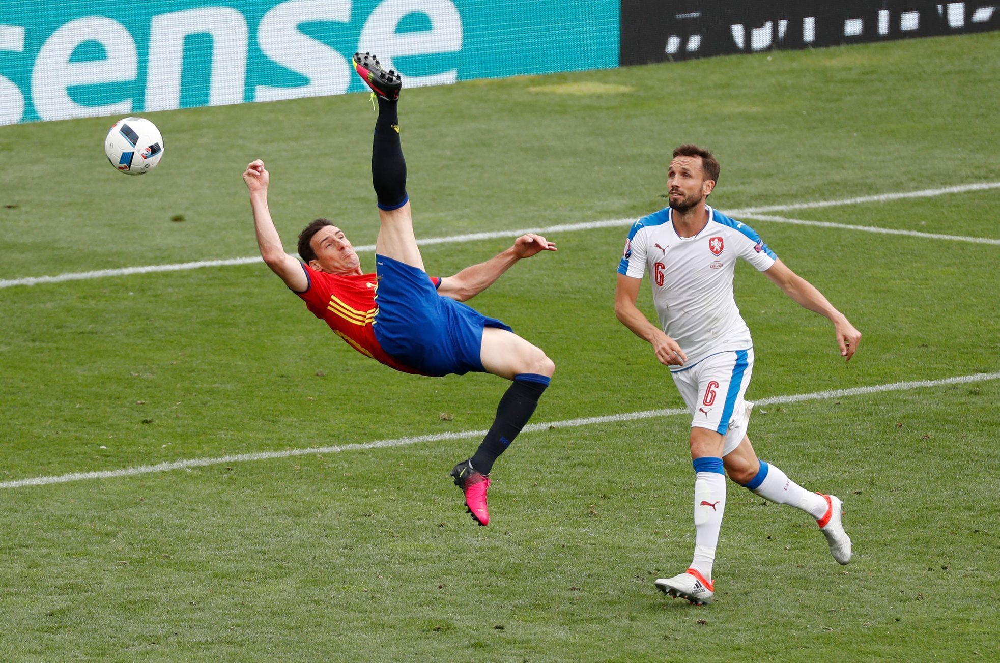 Euro 2016, Česko-Španělsko: Tomáš Sivok - Aritz Aduriz