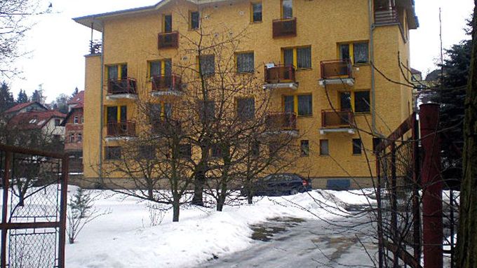 Tuto bytovku i s pozemkem ve Vraném nad Vltavou prodal ČEZ za 1,3 milionu korun