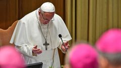 Papež František se na začátek summitu ohledně sexuálního zneužívání v církvi pomodlil.