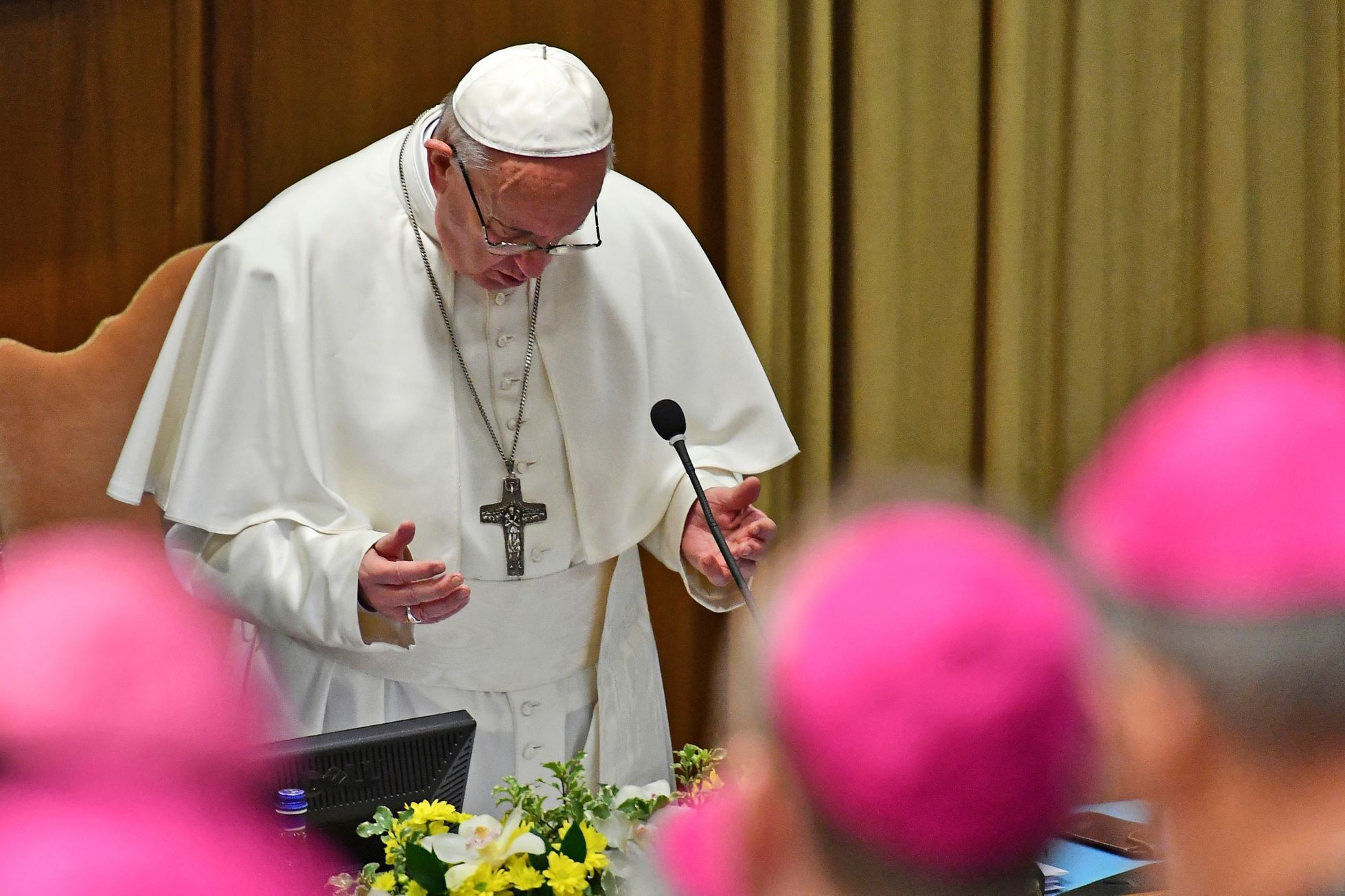Papež František se na začátek summitu ohledně sexuálního zneužívání v církvi pomodlil.
