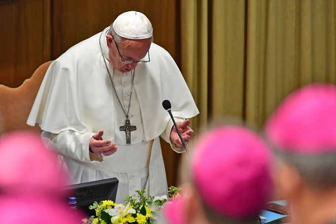 Papež František se na začátek summitu ohledně sexuálního zneužívání v církvi pomodlil.