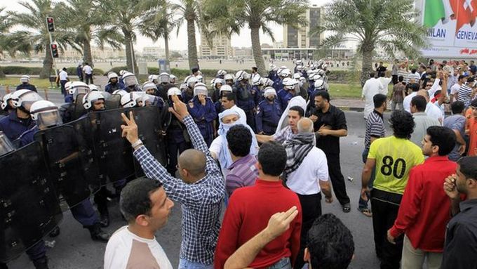 Demonstranti a policisté na Bahrajnu. Dnes tam vstoupili na žádost vlády saúdští vojáci.