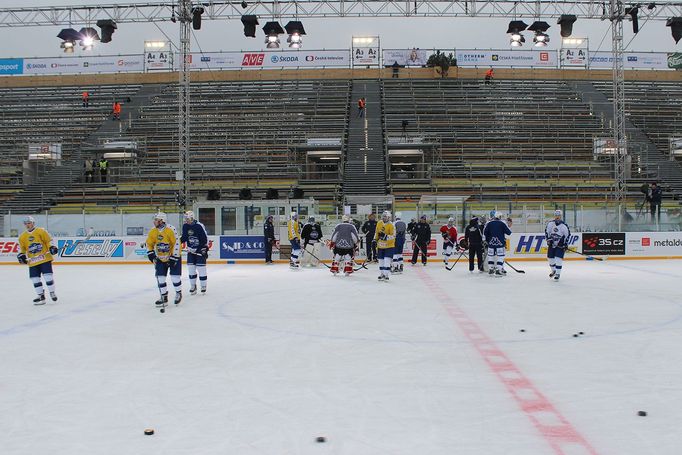 Den před utkáním s Plzní v rámci brněnských Hokejových her si Kometa zatrénovala na improvizovaném stadionu za Lužánkami.