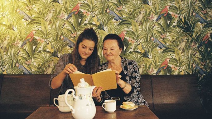 Jedna ze spoluzakladatelek, Klára Kopřivíková, se svou babičkou v kavárně.