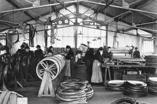 Výroba Michelin pneumatik v roce 1906.
