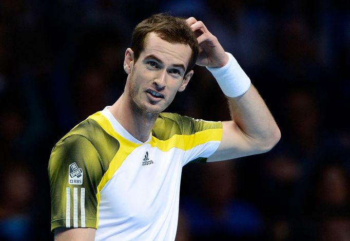 Britský tenista Andy Murray v utkání se Srbem Novakem Djokovičem během Turnaje mistrů 2012.