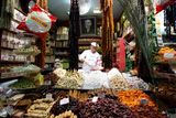 Turecký obchodník se sušeným ovocem a datlemi, kterých si muslimové mimo postní hodiny hojně dopřávají.