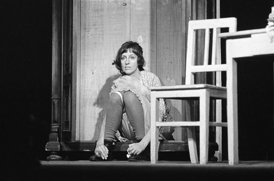 Nina Divíšková ve hře Podivné odpoledne Dr. Zvonka Burkeho v pražském Klicperově divadle, 1982.