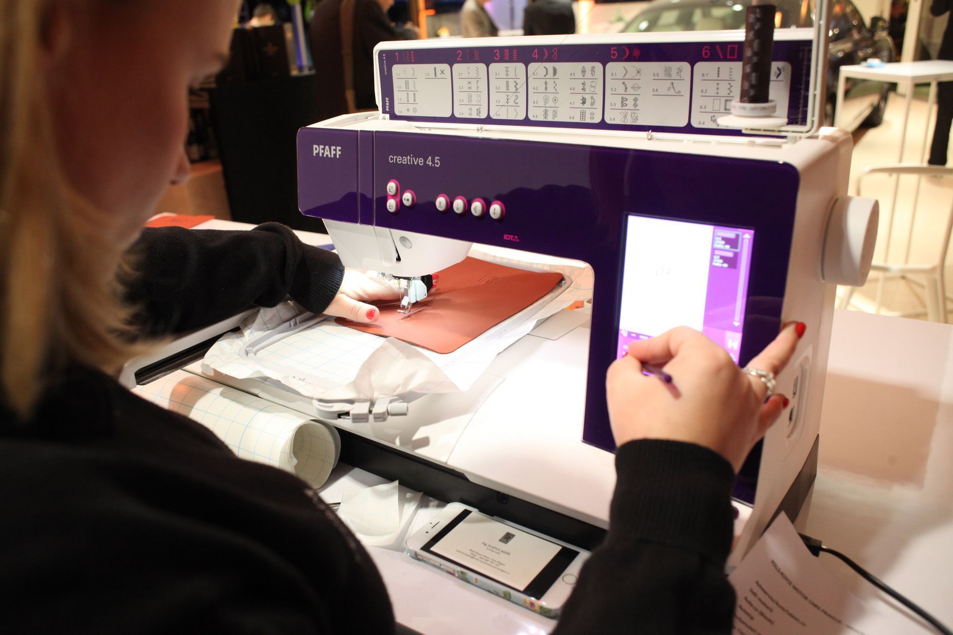 Rolls Royce otevření prodejny v Praze - 7 Jessica Dyer šije