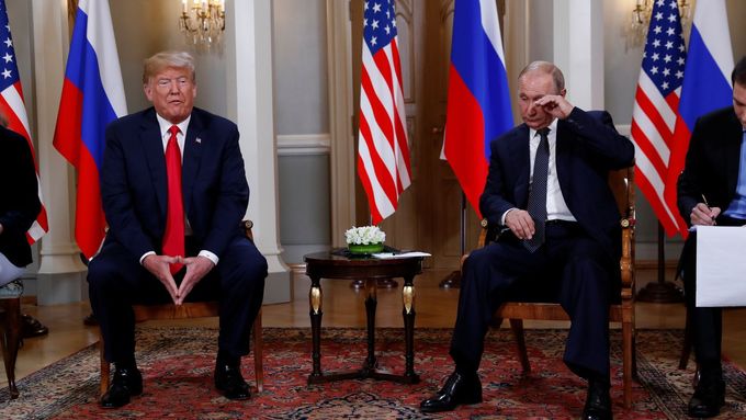 Americký prezident Donald Trump a ruský prezident Vladimir Putin na setkání v Helsinkách.