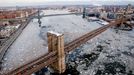 Brooklynský (v popředí) a Manhattanský most v New Yorku během zimního období.