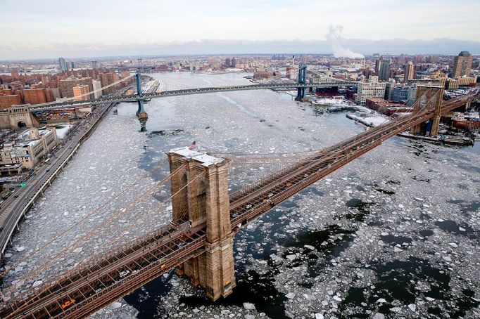 Brooklynský (v popředí) a Manhattanský most v New Yorku během zimního období.