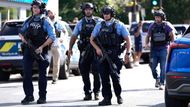 Policisté zasahují před školou při hromadné střelbě v kostele Zvěstování.