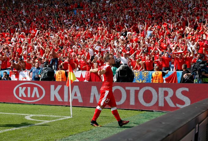 Euro 2016, Polsko-Švýcarsko: Xherdan Shaqiri slaví gól na 1:1